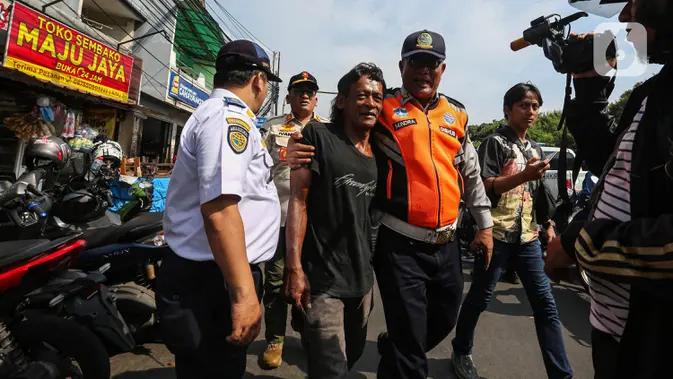 Menantang keberadaan operator parkir liar di minimarket di Jakarta